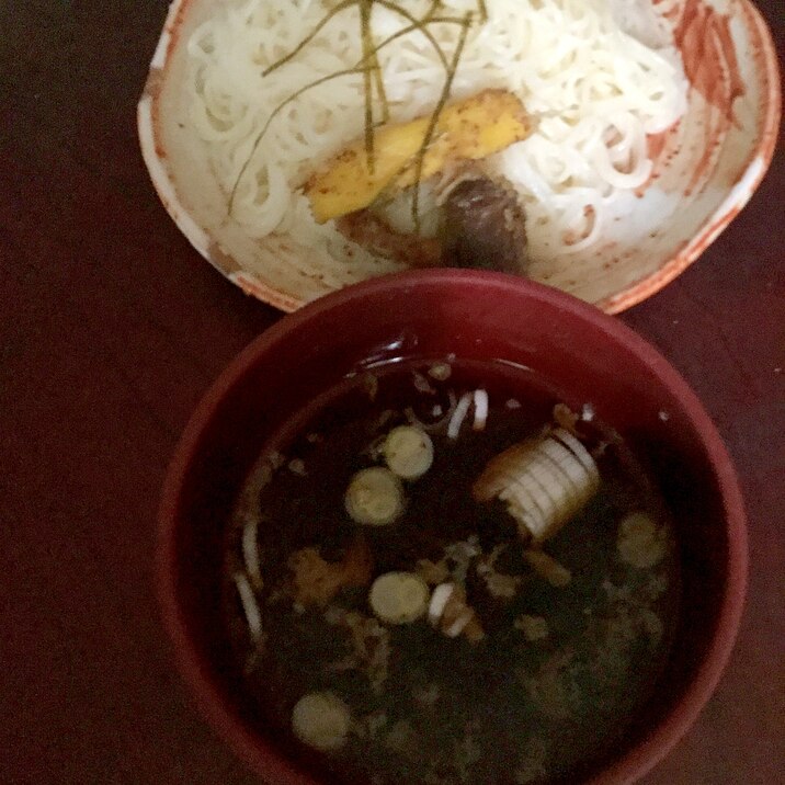 瀬戸内レモン風味のカニカマと椎茸の天ぷら付き素麺。